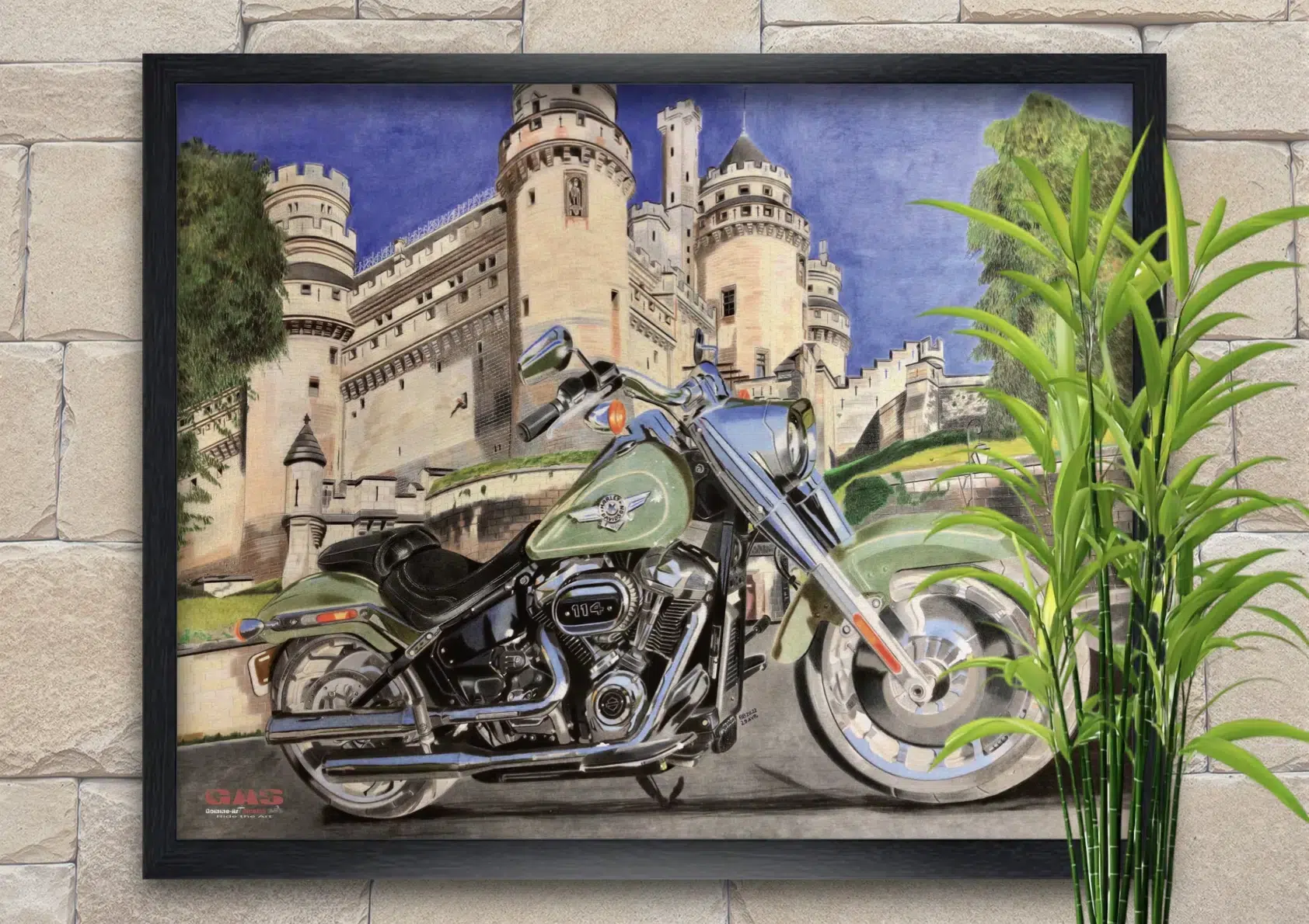 harley-fatboy-pierrefonds-29avr2022-cadre-noir-gomme-art-studios Tableau au format paysage représentant un Fatboy Harley-Davidson devant le château de Pierrefonds. Crayons de couleur. Reproduction sur papier d'art. Cadre noir. Réalisation du tableau par l'artiste BB de Gomme-art Studios.