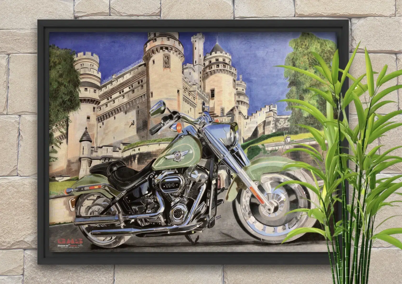 harley-fatboy-pierrefonds-29avr2022-caisse-americiane-gomme-art-studios Tableau au format paysage représentant un Fatboy Harley-Davidson devant le château de Pierrefonds. Crayons de couleur. Reproduction sur toile. Caisse américaine. Réalisation du tableau par l'artiste BB de Gomme-art Studios.