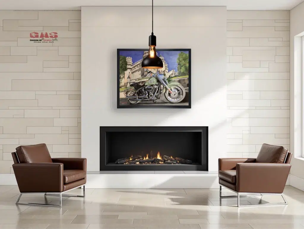 Tableau au format paysage représentant un Fatboy Harley-Davidson Softail devant le Chateau de Pierrefonds. Crayons de couleur. Tableau accroché au mur d'un salon et mis en valeur par un cadre noir. Réalisation du tableau par l'artiste BB de Gomme-art Studios.