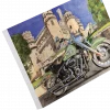 harley-fatboy-pierrefonds-29avr2022-toile-sur-chassis-gomme-art-studios Tableau au format paysage représentant un Fatboy Harley-Davidson devant le château de Pierrefonds. Crayons de couleur. Reproduction sur toile. Réalisation du tableau par l'artiste BB de Gomme-art Studios.