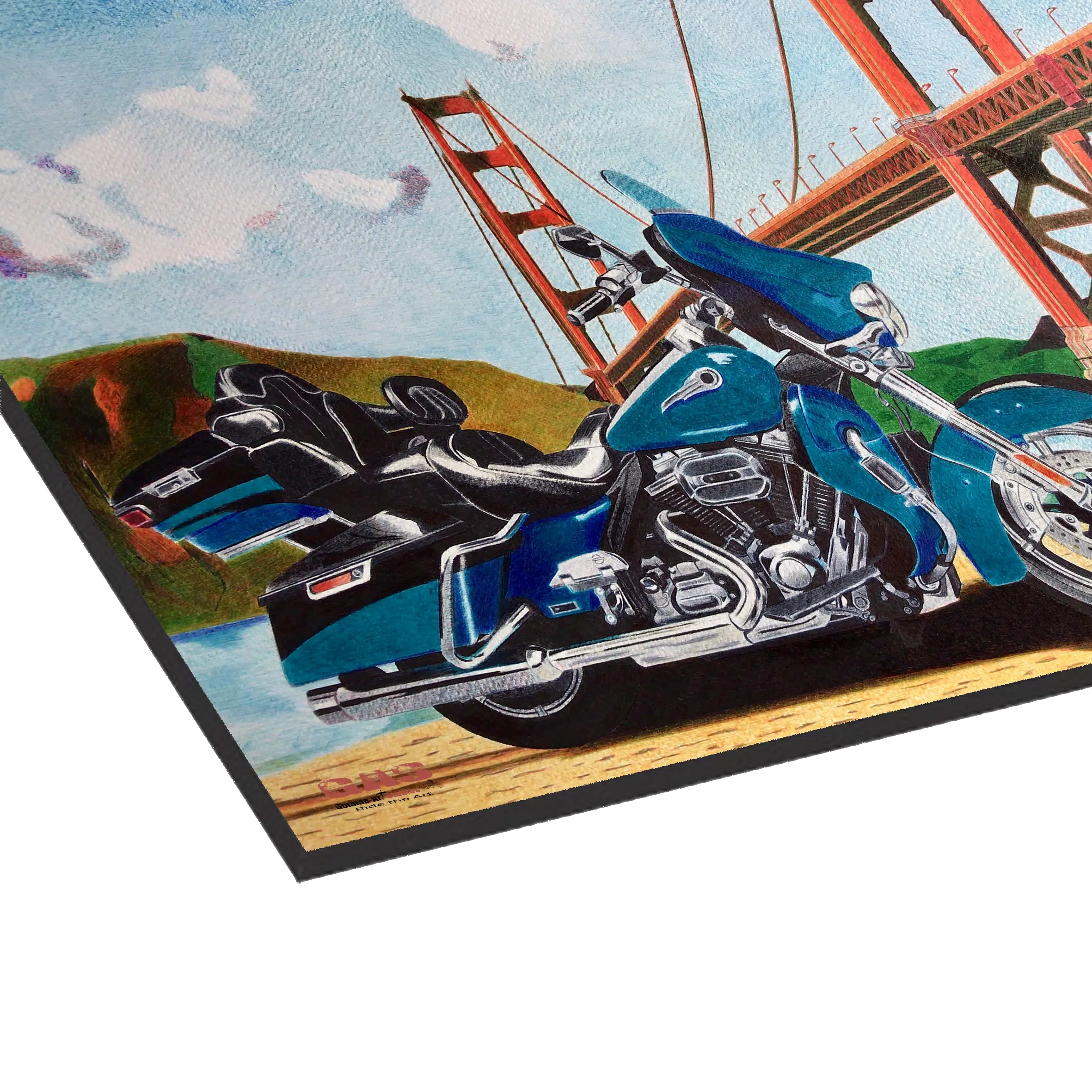 harley-cvo-sfo-28juin2022-alu-dibond-gomme-art-studios Tableau au format paysage représentant un CVO Harley-Davidson devant le Golden Gate Bridge. Stylos à bille couleur. Reproduction sur papier Alu-Dibond. Réalisation du tableau par l'artiste BB de Gomme-art Studios.
