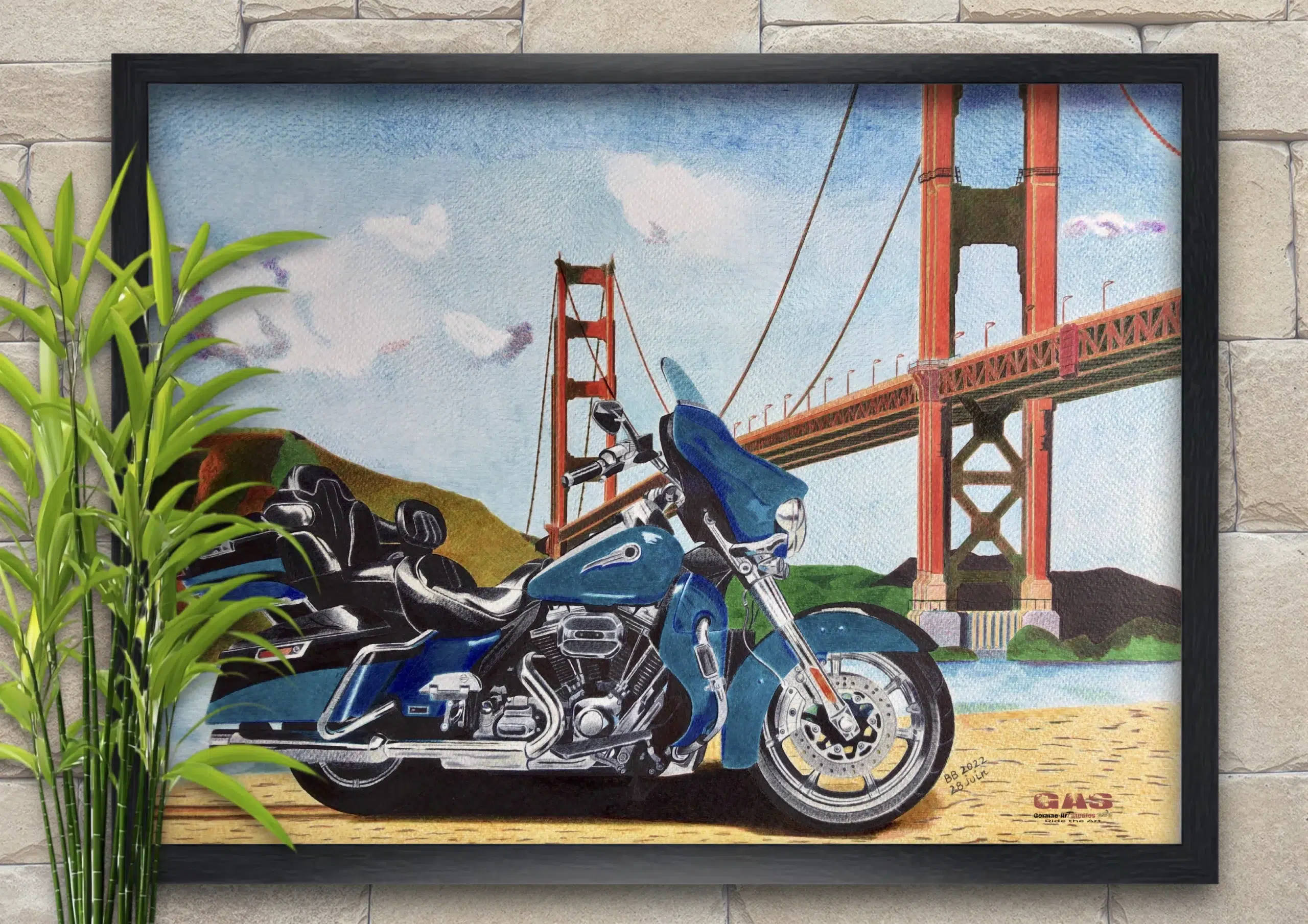 harley-cvo-sfo-28juin2022-cadre-noir-gomme-art-studios Tableau au format paysage représentant un CVO Harley-Davidson devant le Golden Gate Bridge. Stylos à bille couleur. Tableau mis en valeur par un cadre noir. Réalisation du tableau par l'artiste BB de Gomme-art Studios.