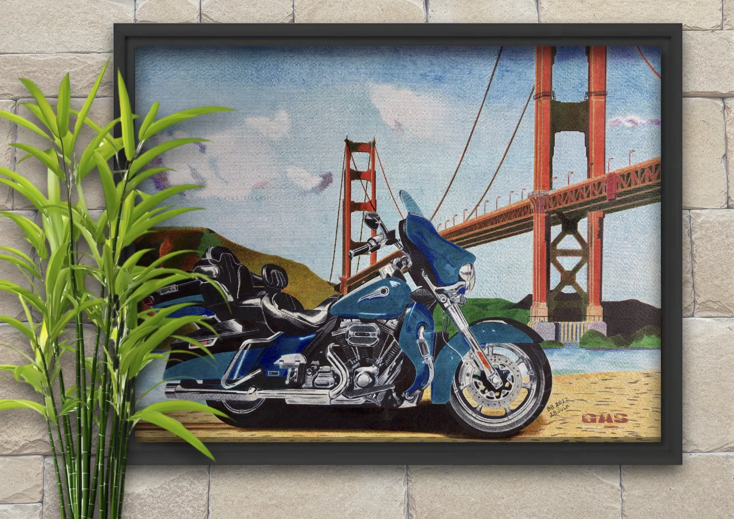 harley-cvo-sfo-28juin2022-caisse-americaine-gomme-art-studios Tableau au format paysage représentant un CVO Harley-Davidson devant le Golden Gate Bridge. Stylos à bille couleur. Tableau encadré dans une caisse américaine. Réalisation du tableau par l'artiste BB de Gomme-art Studios.