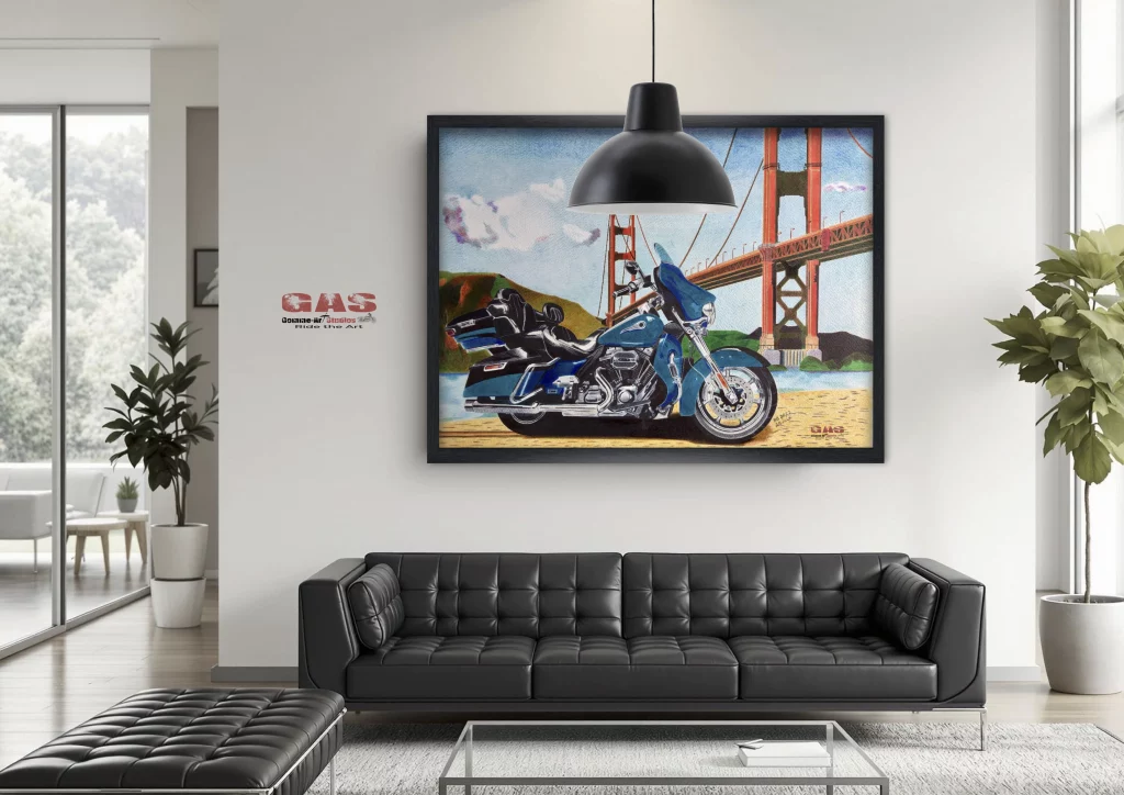 Tableau au format paysage représentant un CVO Harley-Davidson devant le Golden Gate Bridge. Stylos à bille couleur. Tableau accroché au mur d'un salon et mis en valeur par un cadre noir. Réalisation du tableau par l'artiste BB de Gomme-art Studios.