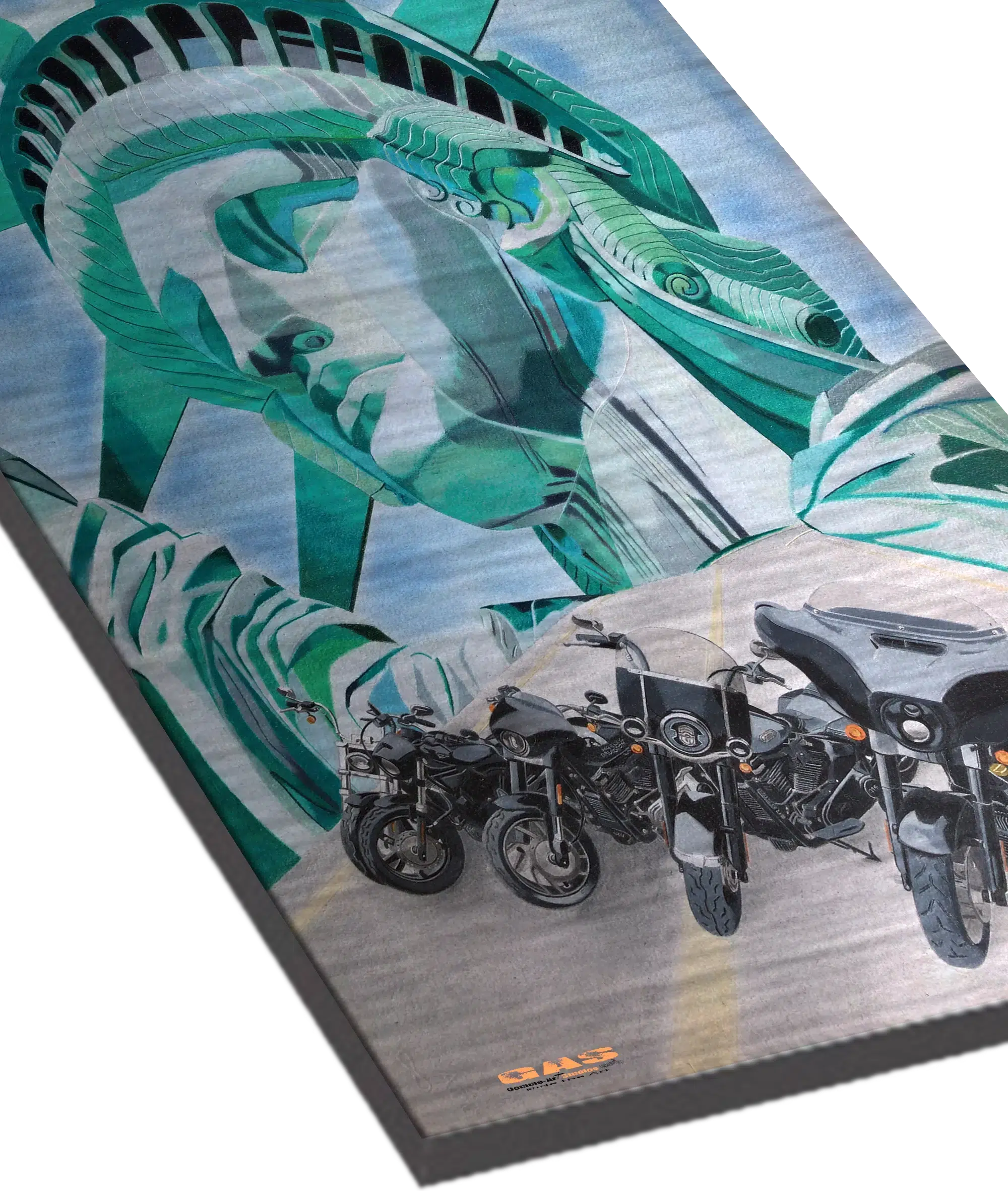 harley-liberty-hog-11sept2022-alu-dibond-gomme-art-studios Tableau au format portrait représentant des Harley-Davidson garées devant la statue de la liberté de New York. Crayons de couleur. Reproduction sur alu-dibond. Réalisation du tableau par l'artiste BB de Gomme-art Studios.