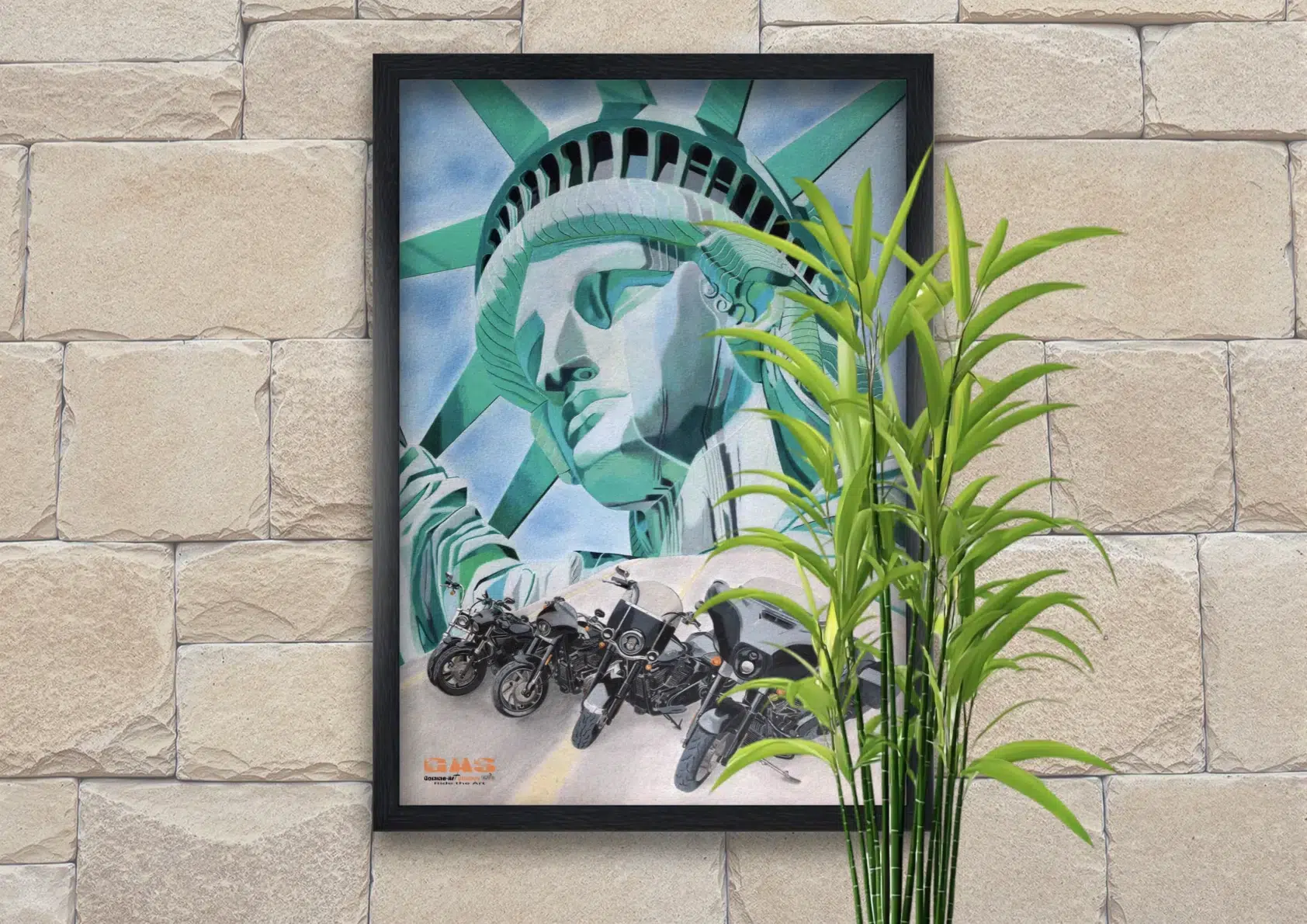 harley-liberty-hog-11sept2022-cadre-noir-gomme-art-studios Tableau au format portrait représentant des Harley-Davidson garées devant la statue de la liberté de New York. Crayons de couleur. Tableau mis en valeur par un cadre noir. Réalisation du tableau par l'artiste BB de Gomme-art Studios.